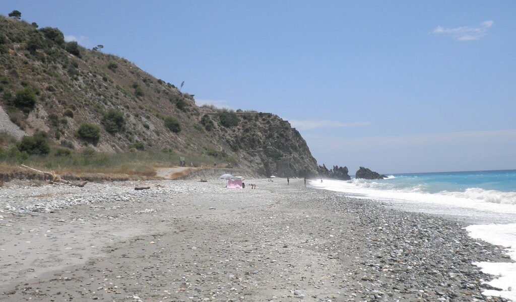Playa de las Alberquillas en el entorno de Maro