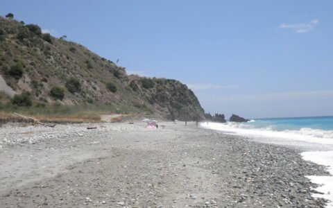Playa de las Alberquillas en el entorno de Maro