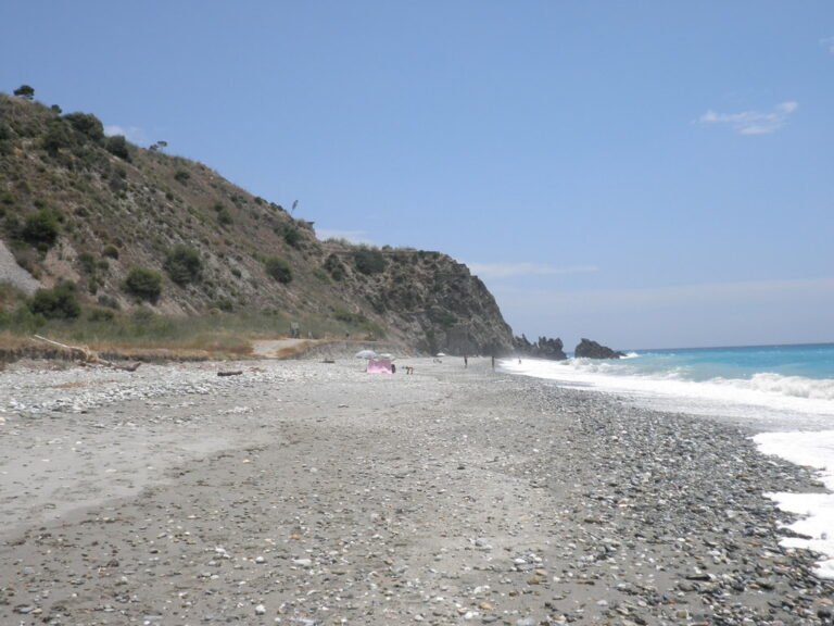 Playa de las Alberquillas en el entorno de Maro