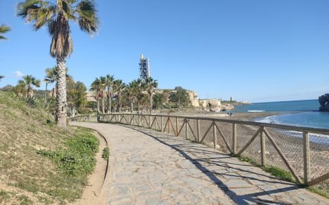 Playa del Peñón del Cuervo en Málaga