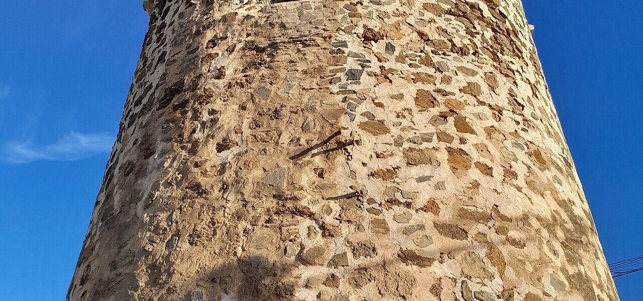 Torre de Benagalbón junto al litoral de Rincón de la Victoria