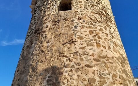 Torre de Benagalbón junto al litoral de Rincón de la Victoria