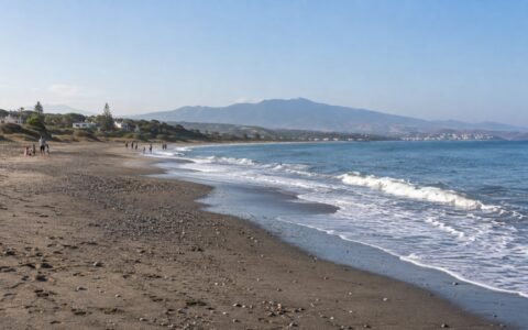 Ilustración IA inspirada en la costa abierta de Playa Ancha de Casares